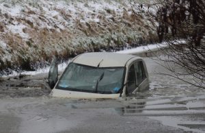Auto raakt te water langs de A4, traumahelikopter vliegt uit A4 Leidschendam