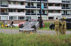 Auto op z’n kop na ongeval Prinses Beatrixlaan Rijswijk