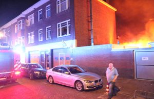 Flinke brand in achtertuin van woning Oudemansstraat Den Haag