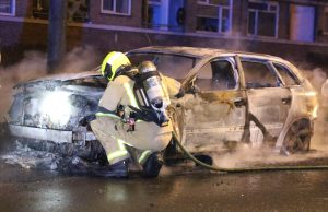 Audi gaat in vlammen op Erasmusweg Den Haag