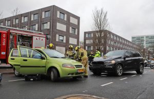 Gewonde bij flinke aanrijding Erasmusweg Den Haag
