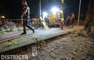 Stapuitje gaat fout; jongeman knalt met fiets tegen lantaarnpaal Scheveningseweg Den Haag