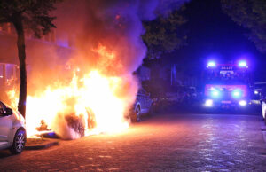 Vuurzee verwoest geparkeerde auto Aziëlaan Delft