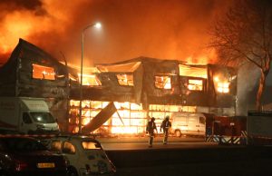 Zeer grote brand verwoest bedrijfspand Industrieweg Zoetermeer