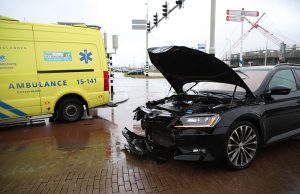 Flinke schade na aanrijding tussen twee voertuigen Prinses Beatrixlaan Rijswijk