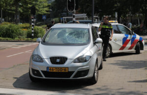 Schade na ongeval tussen auto en fietser Delflandplein Delft