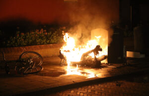 Scooter in brand gestoken Hoogvlietstraat Den Haag