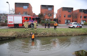 Brandweer doorzoekt sloot na fiets langs waterkant Oude Middenweg Den Haag