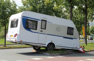 Caravan schiet los en klapt op verkeersbord Derde Werelddreef Delft