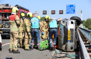 Auto komt op zijn kant terecht na eenzijdig ongeval A13 Delft