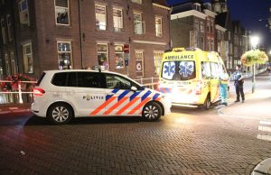 Omstanders redden te water geraakte man Wijnhaven Delft