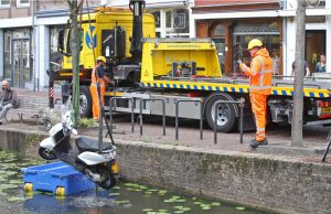 Scooter in water gevallen door harde wind Binnenwatersloot Delft