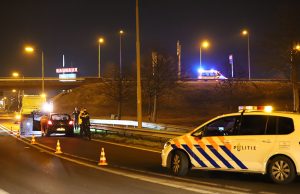 Auto ramt vangrail na slippartij A4 Den Hoorn