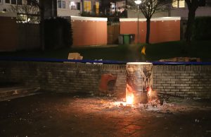 Brandweer blust vuurton op pleintje Billitonstraat Delft