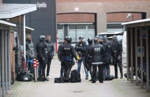 Demonstranten zitten op het dak, arrestatieteam rukt uit Bezuidenhoutseweg Den Haag