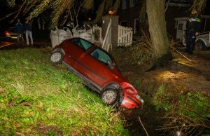 Dronken autodief rijdt eigen auto het water in Lange Kruisweg Maasdijk