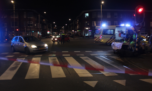 22 maart Gewonde bij aanrijding tussen scooter en personenauto Kempstraat Den Haag