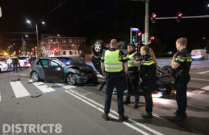 Ravage en auto op zijn kop na aanrijding Laan van Nieuw Oost-Indië Den Haag