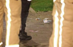 Honderden euro’s, telefoons en rijbewijs aangetroffen naast geëxplodeerde auto Vledderstraat Den Haag