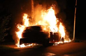 Auto brandt volledig uit Dophei Den Haag