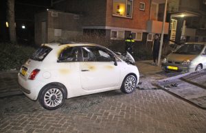 Geparkeerde auto brand uit Vlamenburg Den Haag