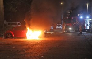 Meerdere explosies bij voertuigbrand Minervaplein Delft