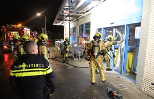 Hoogvliet vol met rook: brandweer forceert toegangsdeur Monseigneur van Steelaan Voorburg