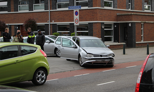 18 mei Flinke schade bij botsing tussen twee personenauto’s Vrouw Avenweg Den Haag