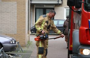 Brandweer zaagt deur open voor politie Molenslootstraat Den Haag