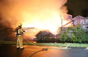 Schuurtje volledig verwoest door felle brand Oostbuurtseweg De Lier