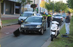 Automobilist rijdt uit parkeervak en ziet scooterrijder over het hoofd Papsouwselaan Delft