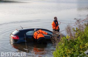 Auto te water langs de A20 Maasdijk