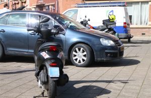 Scooterrijdster gewond na aanrijding met auto Paets van Troostwijkstraat Den Haag