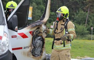 Bestelbus en wegdek in brand door kortsluiting Harwichweg Hoek van Holland
