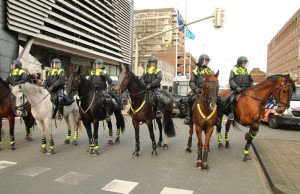 ME voert charges uit om boze boeren naar Koekamp te krijgen Den Haag