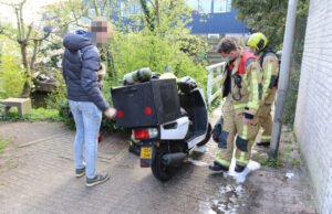 Bezorgscooter vat vlam tijdens het rijden Talinghof Delft