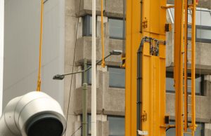 Beugel breekt af bij kraan op bouwplaats Centraal Station Den Haag