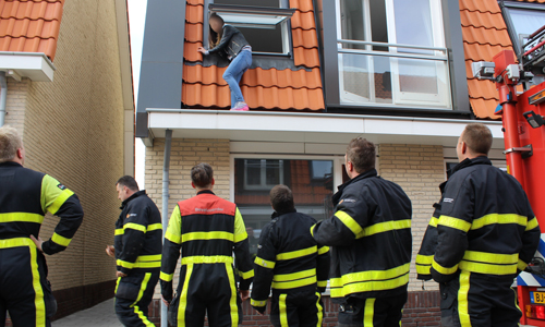 16 april Brandweer rukt uit voor kat achter dakpannen Michiel de Ruyterstraat Ter Heijde