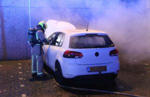 Geparkeerde auto in brand gestoken Uitenhagestraat Den Haag