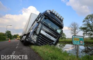 Vrachtwagen dreigt om te vallen in water Oostgaag Schipluiden