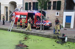 Natte jas langs waterkant zorgt voor brandweerinzet Molslaan Delft