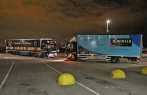 Vrachtwagen chauffeur rijdt zich vast in het zand Flora Holland Honselersdijk