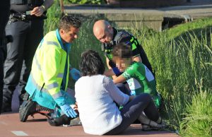 Twee wielrenners klappen volle vaart op elkaar Middel Broekweg Honselersdijk