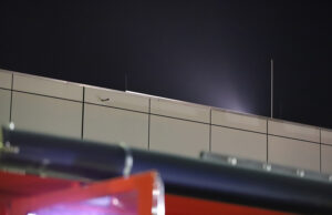 Melder ziet rookontwikkeling van dak komen: brandweer rukt groots uit Schieweg Delft