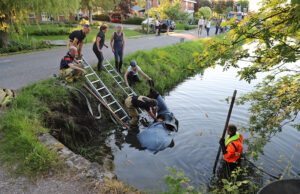 Brandweer redt paard uit het water Zuideindseweg Delfgauw