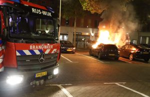 Auto gaat volledig in vlammen op Speerpunt Den Haag