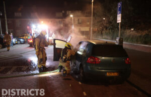 Personenauto zwaar beschadigd door brandstichting Zeezwaluwstraat Den Haag