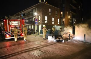 Hoop afval en parkeerautomaat in brand Markensestraat Den Haag