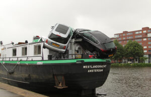 Binnenvaartschip verliest stuurhut en bijna twee auto’s na aanvaring Beukelsbrug Rotterdam