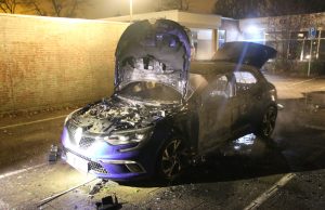 Geparkeerde auto brand volledig uit Cesar Franckrode Zoetermeer